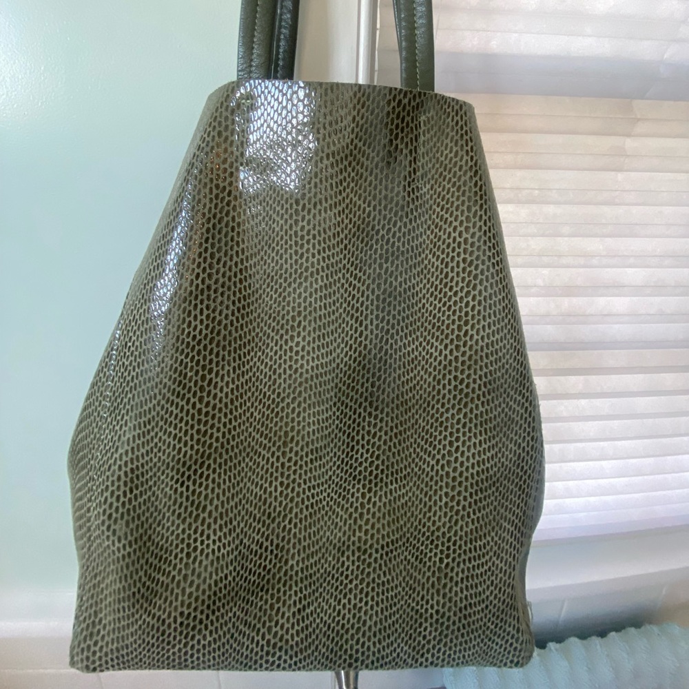 Beautiful Soriano bag. Was purchased in 2022.